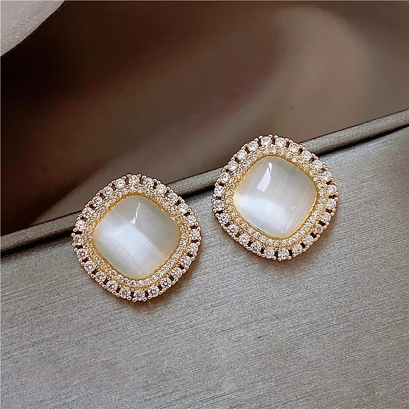 Boucles d’oreilles clous chic carrées avec opale et cristal CZ