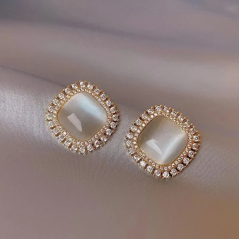 Boucles d’oreilles clous chic carrées avec opale et cristal CZ