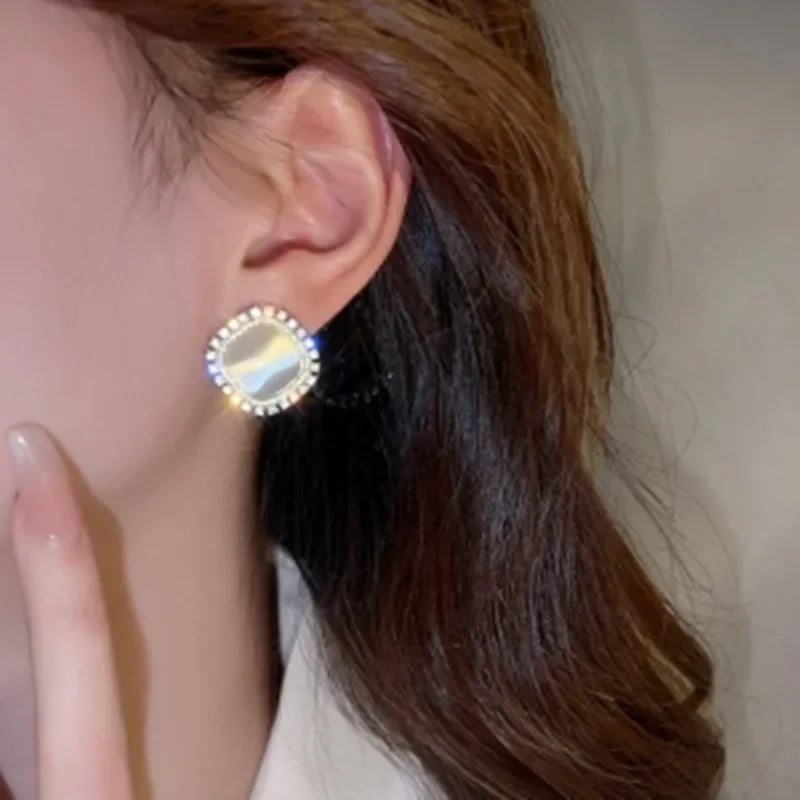 Boucles d’oreilles clous chic carrées avec opale et cristal CZ