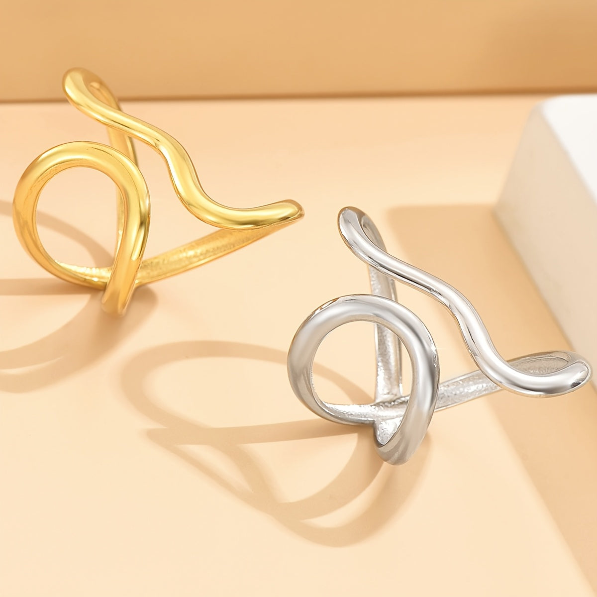Bague chic à vague asymétrique