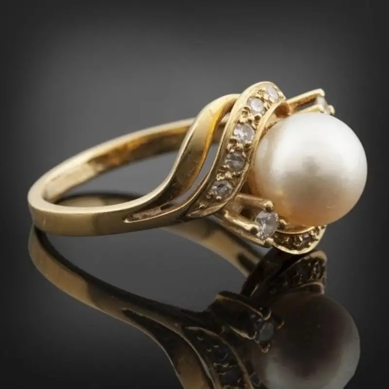 Elegant Ring with Pearl and Radiant Gold